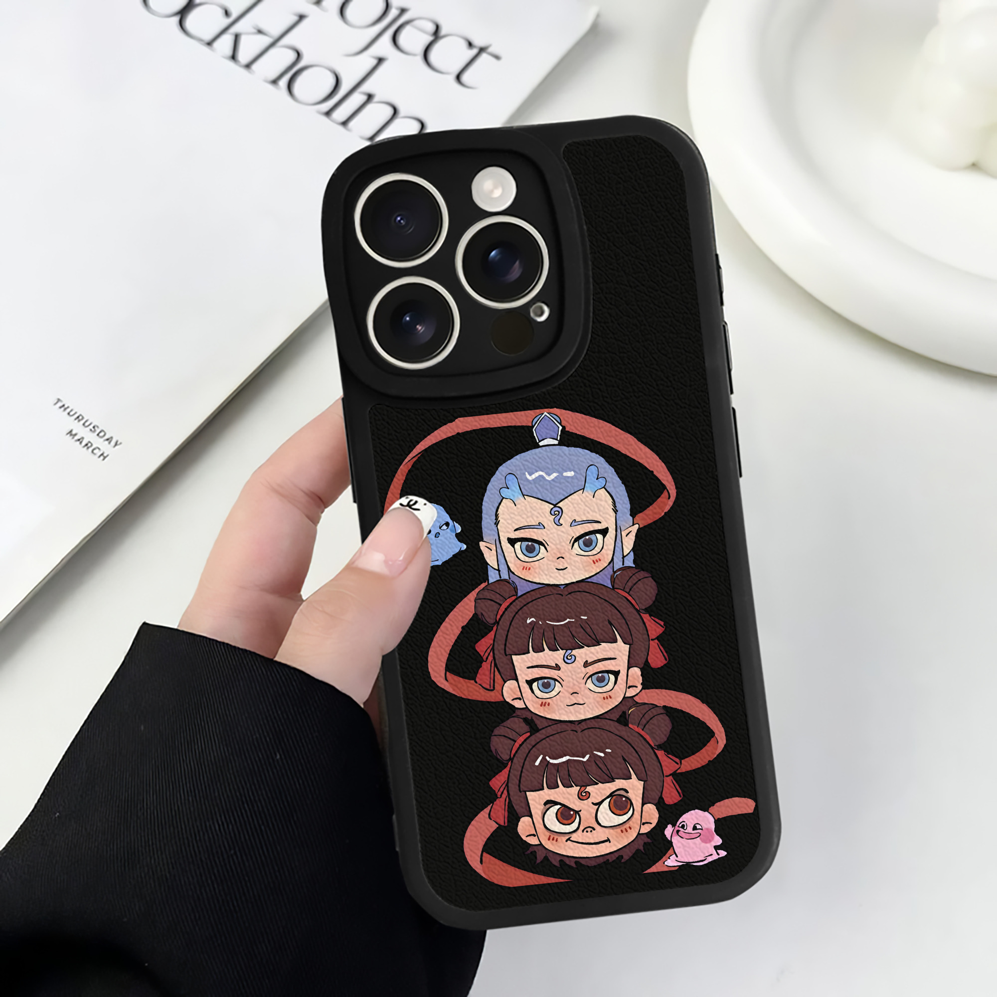 （画像用） Ne Zha 2 ナタ 魔童の大暴れ 【iPhone 16シリーズ対応】シリコンスマホケース（レザー調） 材質：シリコン